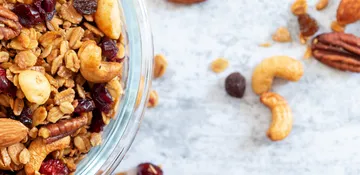 Pečená mrkvová granola s ořechy